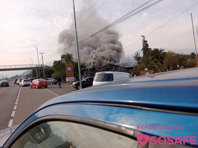 Incendio afecta a restaurante a un costado de la autopista Los Libertadores