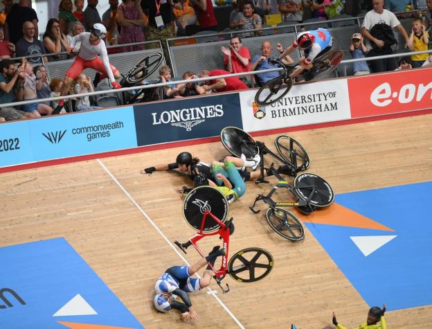 Grave accidente en Juegos de Commonwealth: Ciclista perdió control y se estrelló contra el público