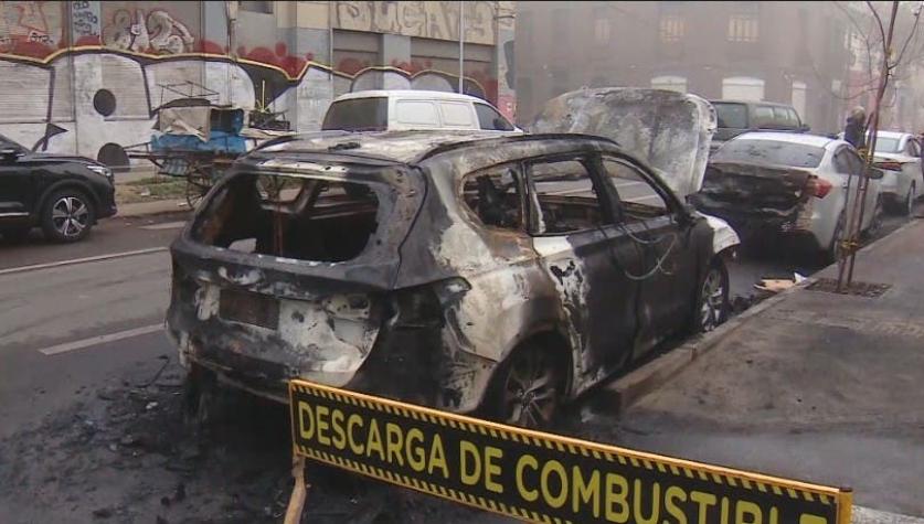 Le lanzaron objeto incendiario: Auto particular fue quemado en centro de Santiago