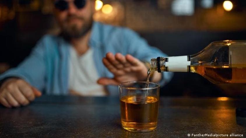 ¡No toques el alcohol! Amplio estudio recomienda la abstinencia hasta los 40 años