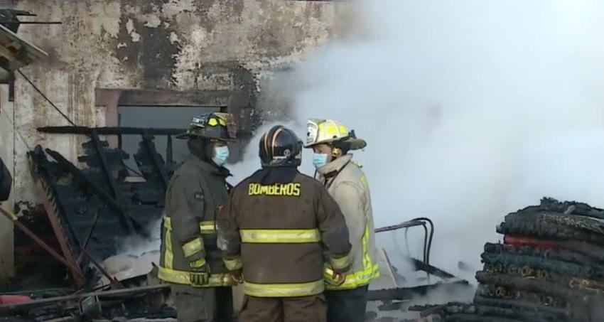Incendio afectó a fábrica de plásticos en la comuna de El Bosque