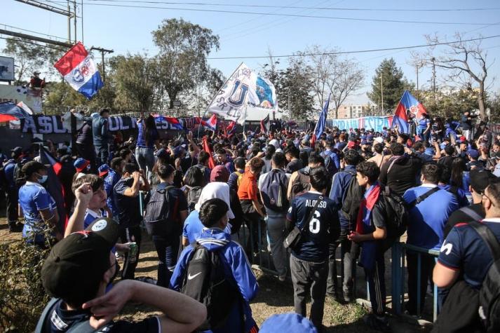 Universidad de Chile acusa agresiones a funcionarios del club en protestas de hinchas fuera del CDA