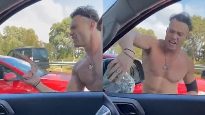 [VIDEO] Hombre ataca un auto con un boomerang : Culpó a los pasajeros por vacunarse