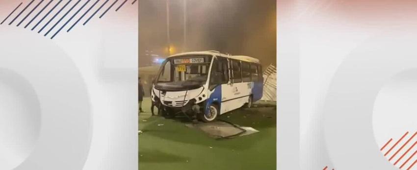 Conductor de bus ebrio colisionó contra un vehículo y terminó dentro de cancha de fútbol