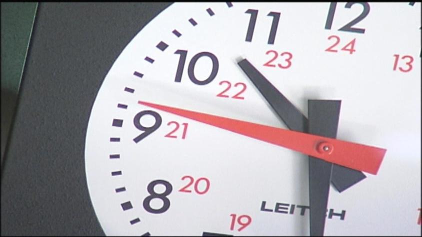 [VIDEO] ¿Cambio de hora la noche anterior al plebiscito?: Parlamentarios piden aplazarlo