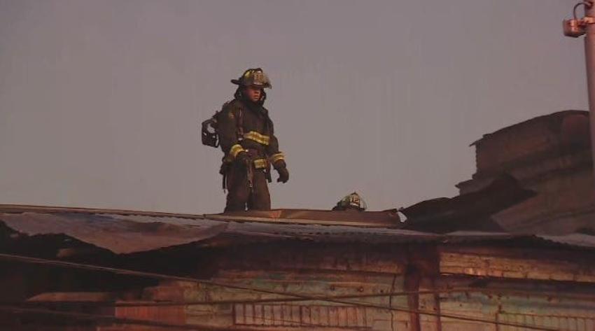 Intento de femicidio terminó con incendio de cité: Agresor murió en el lugar