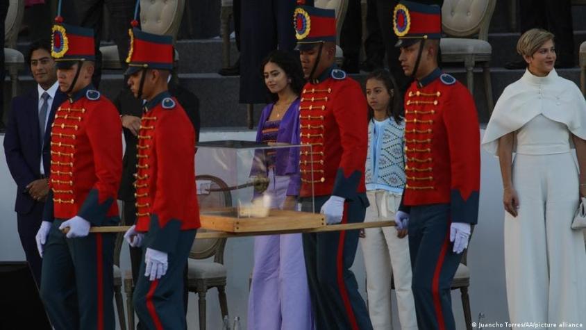 Polémica por gesto del rey Felipe VI de no levantarse ante la espada de Bolívar en Colombia