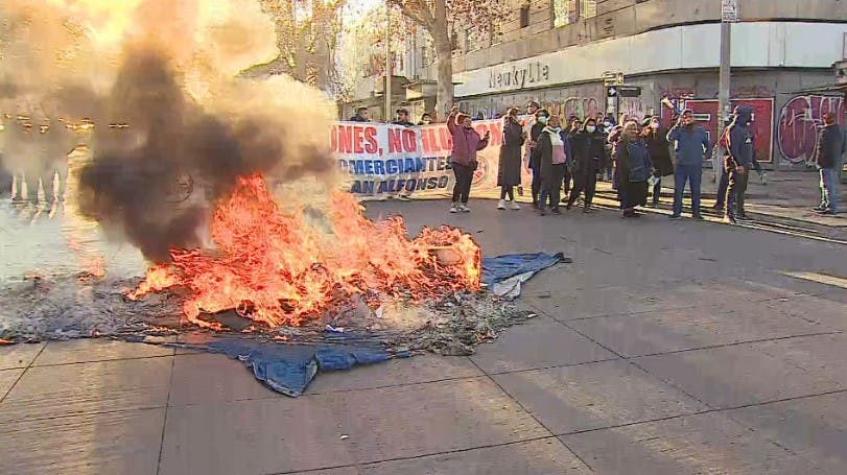 Con barricadas y corte de tránsito: Vendedores desalojados de Meiggs protestan en la Alameda