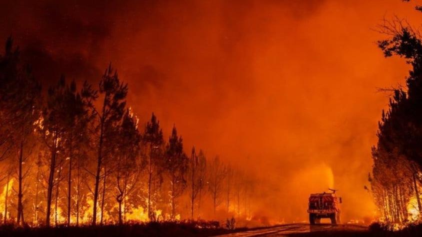 El "monstruoso" incendio forestal que está asolando el suroeste de Francia