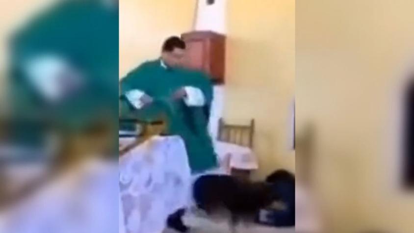 Captan a sacerdote pateando a un perro en plena misa