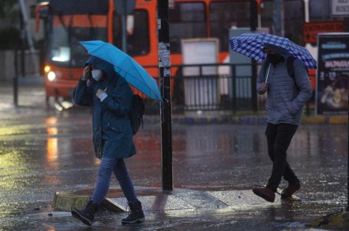 Vuelve la lluvia a Santiago: Pronostican precipitaciones para este fin de semana largo y el martes