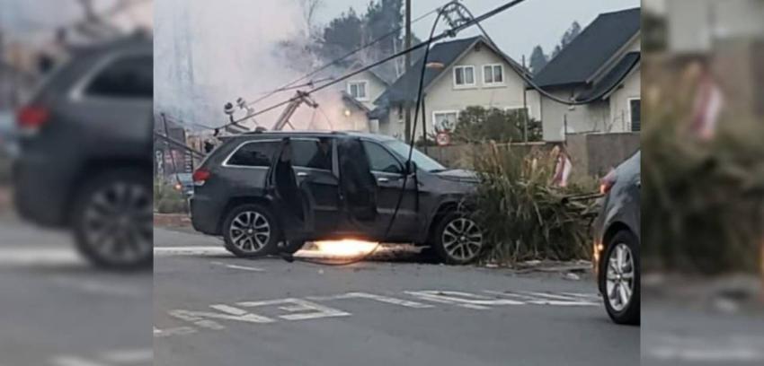 Accidente de tránsito deja a miles de clientes sin electricidad en Peñalolén: auto terminó quemado