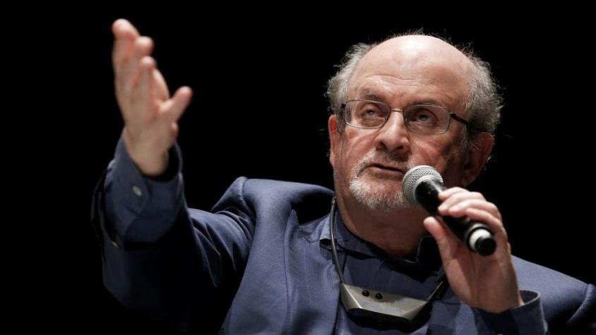Escritor británico Salman Rushdie fue apuñalado en el cuello en evento de Nueva York