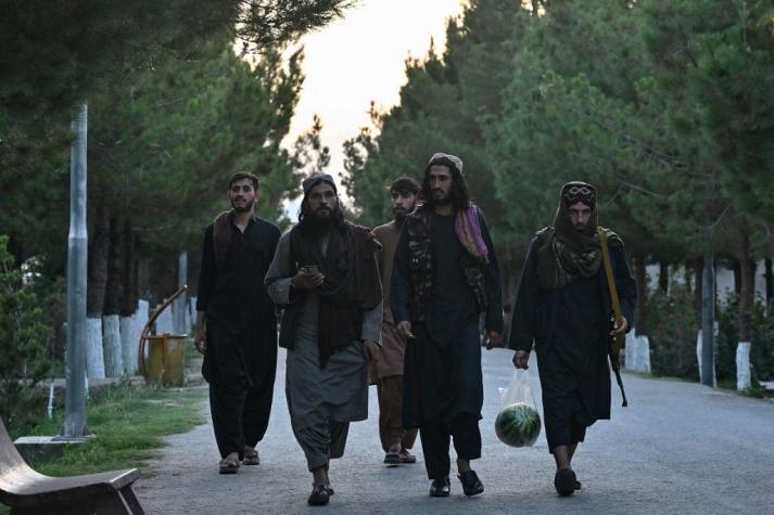 Talibanes disparan al aire para dispersar una manifestación de mujeres en Kabul