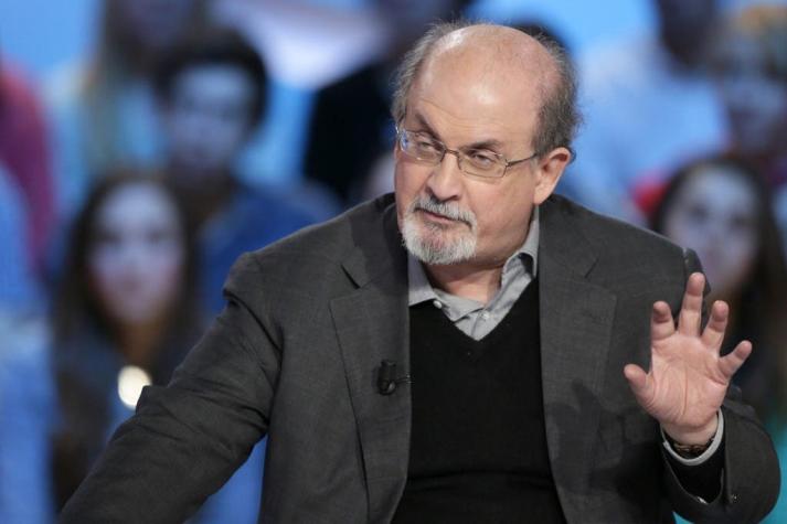Escritor Salman Rushdie está con respiración artificial y perdería un ojo tras ser apuñalado