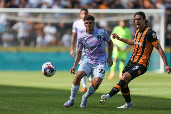 [VIDEO] Marcelino Núñez anotó un golazo de tiro libre pero el Norwich cayó en la Championship