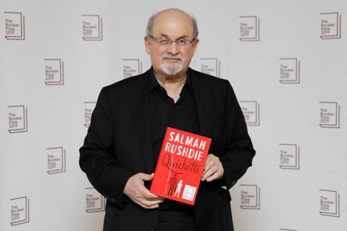 Escritor Salman Rushdie inicia su recuperación tras ser apuñalado