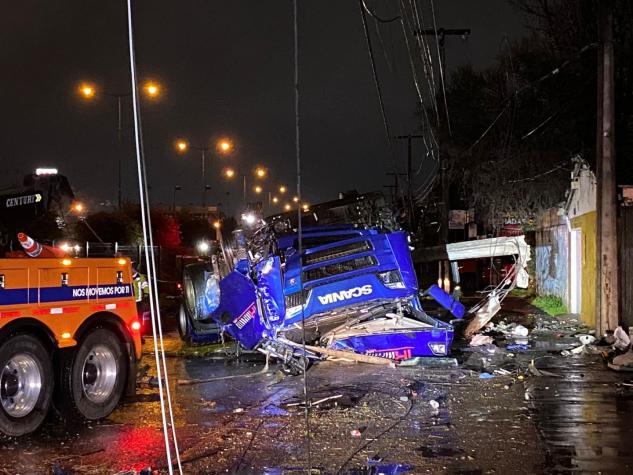 La cabina quedó destruida: Camión vuelca en Pudahuel