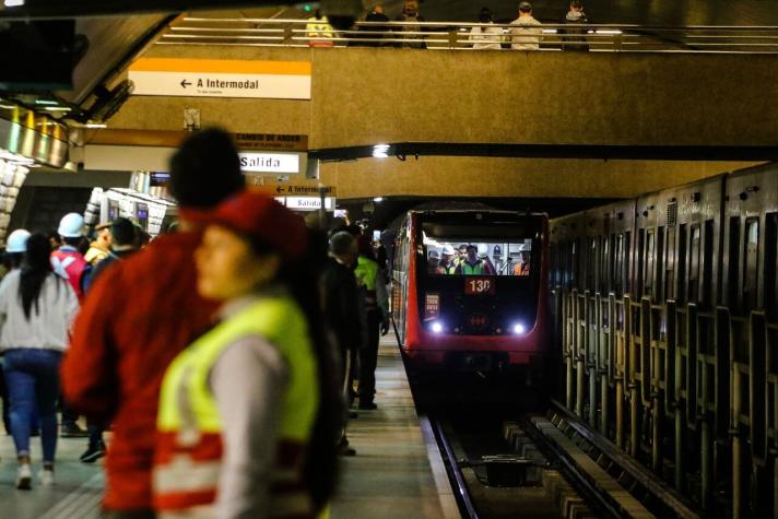 Hombre fue apuñalado en el interior del Metro: Pelea inició por una cerveza derramada