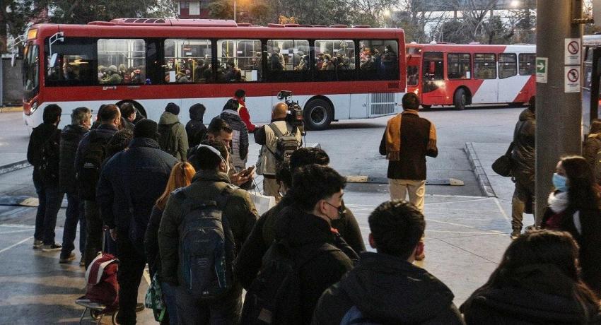 Carabineros trasladando personas y colpaso en calles: El incidente de Línea 2 de Metro en fotos