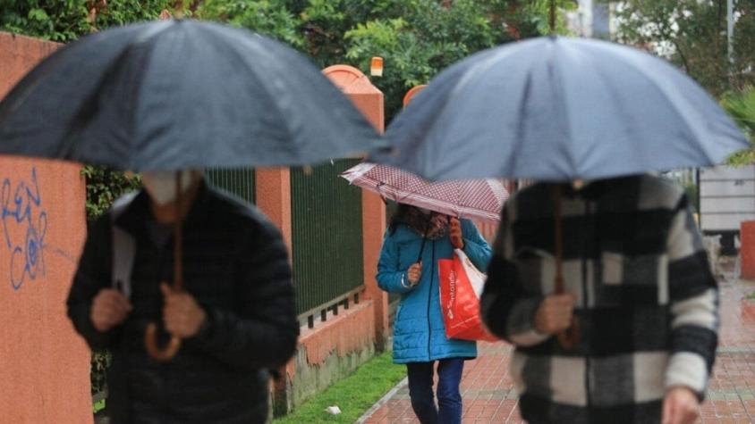 Vuelve la lluvia a la RM: revisa la hora en que comenzará a precipitar en la capital este martes