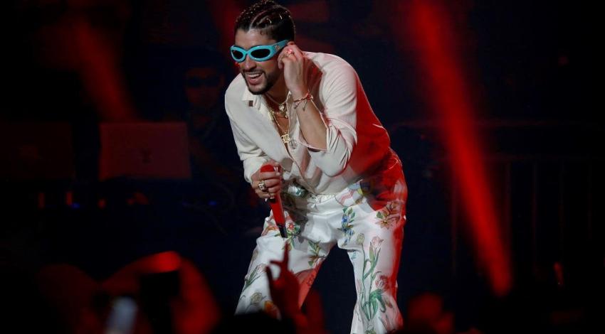 Fan de Bad Bunny sufre fuerte caída: Intentó acercarse al cantante corriendo por el escenario