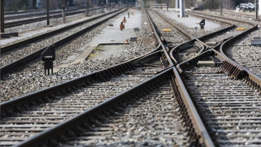 Mujer murió atropellada por un tren, pero salvó a su bebé lanzándolo al costado de las vías