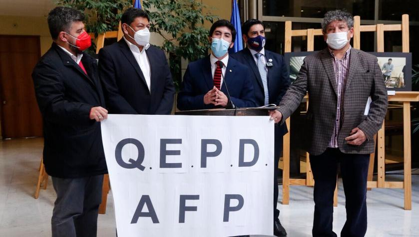 Diputados presentan proyecto de ley para eliminar las AFP