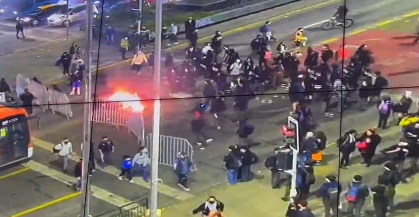 Se registran desórdenes en el centro de Santiago: Desconocidos prendieron barricadas en la Alameda