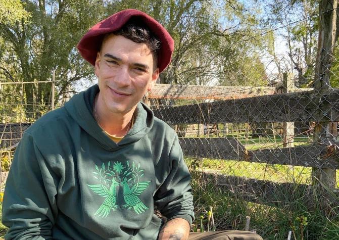 La nueva vida de Íñigo Urrutia en el sur: dejó de actuar y ahora jardinea en casas de veraneo