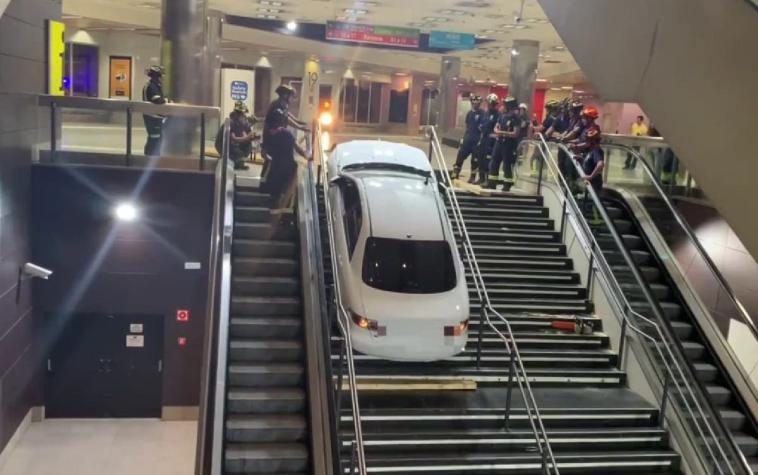 El insólito video de un conductor que incrustó un auto robado dentro del Metro de Madrid
