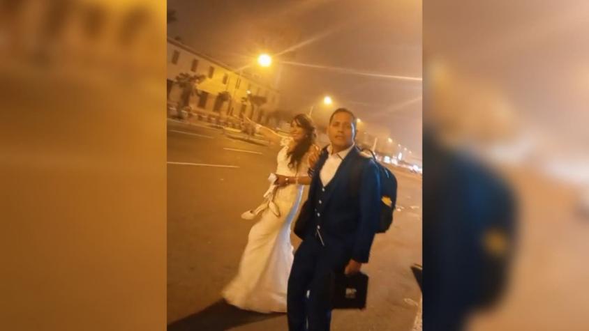 [VIDEO] Recién casados regresaron a su casa en micro: "Ningún taxi nos quería llevar"
