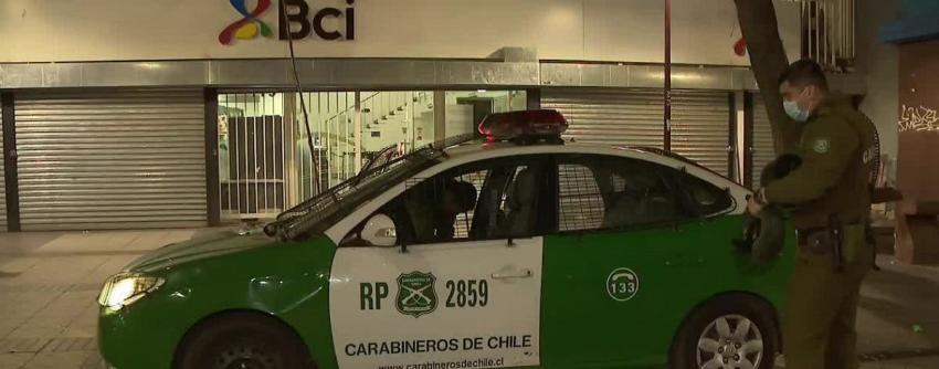 Solitario delincuente intentó robar sucursal bancaria en Santiago Centro: Fue capturado por el GOPE