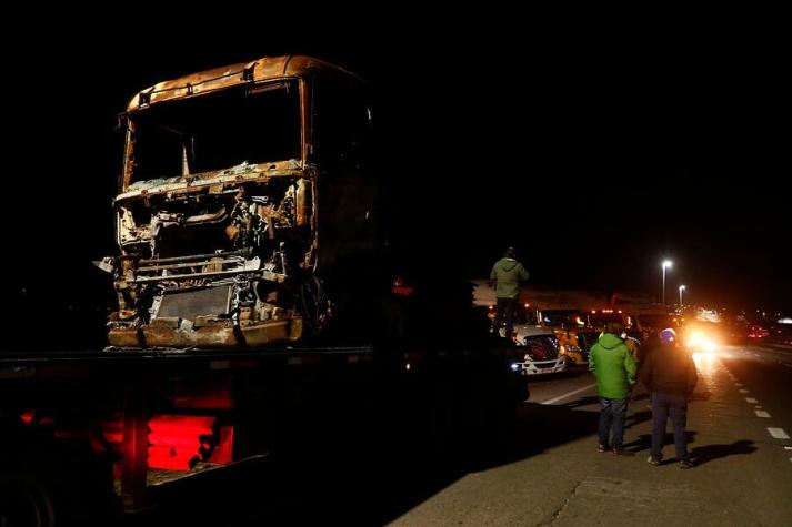 Tres camiones quemados en la región del Biobío con pancarta alusiva a Héctor Llaitul