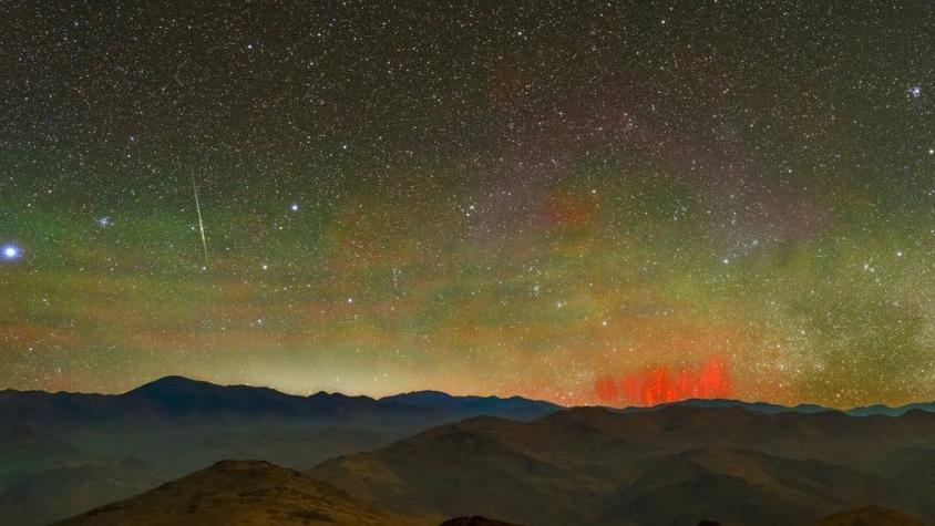 Los rarísimos "duendes rojos" que aparecieron en el horizonte del desierto de Atacama