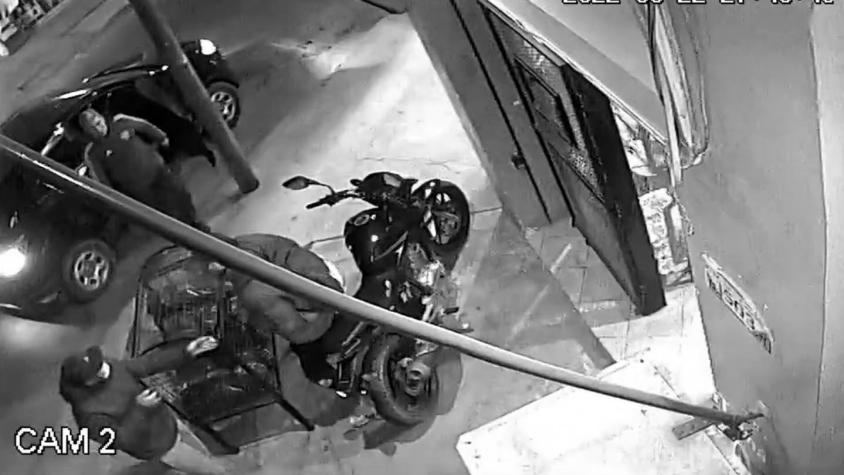 [VIDEO] Policía de civil balea a ladrón que intentó robarle su moto