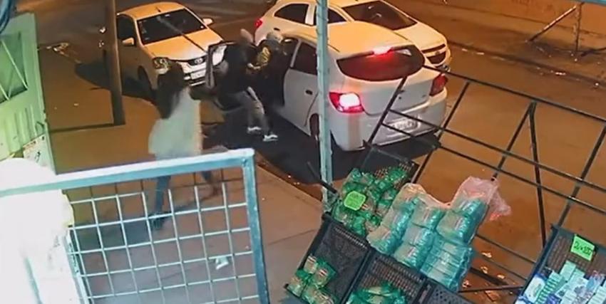 [VIDEO] Mujer luchó a escobazos contra delincuentes para evitar que robaran auto con su hija dentro