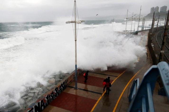 Armada emite aviso de marejadas en toda la costa chilena: Recomiendan no ingresar al mar
