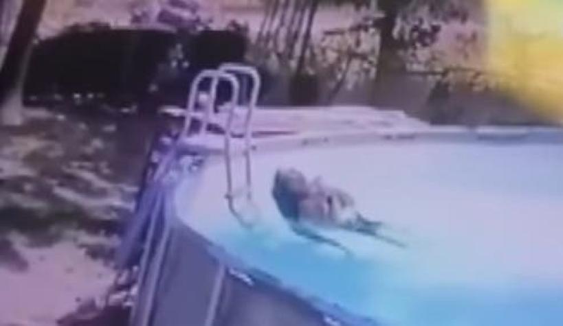 "Se veía pálida": Niño de 10 años salvó a su mamá de morir ahogada en una piscina