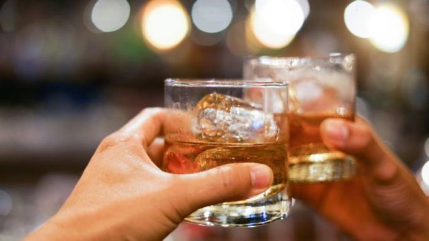 Hepatólogos revelan la cantidad máxima que debes tomar de alcohol para evitar daños