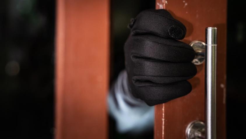 Ladrón abraza a su víctima y le recomienda no dejar la puerta de la casa abierta