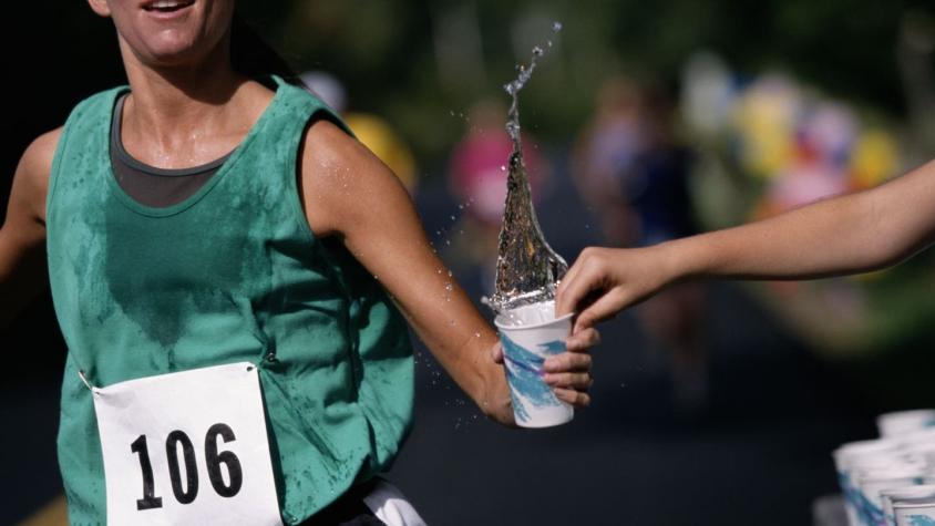 Denuncian que hombre rellenó vasos con ron en una maratón con 30 mil participantes