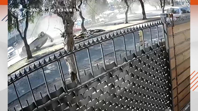 [VIDEO] Ladrones que huían volcaron un auto y atropellaron a un menor de edad