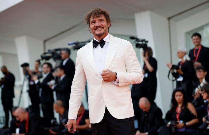 ¿Llega a votar? Pedro Pascal se luce en alfombra roja del Festival de Venecia a horas del plebiscito