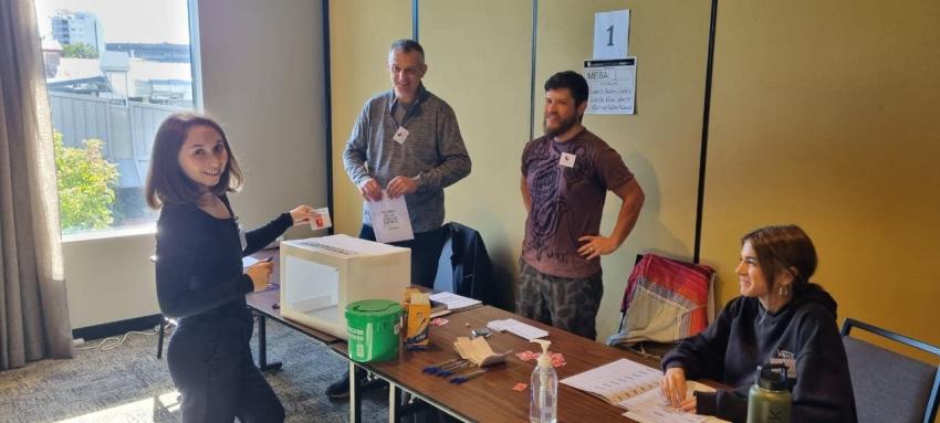 Plebiscito: Tiare González fue la primera chilena en votar en la nueva mesa de Brisbane