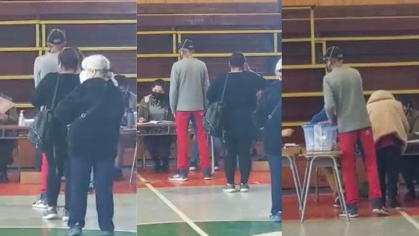 [VIDEO] Rodrigo Rojas Vade reapareció en silencio votando en el plebiscito