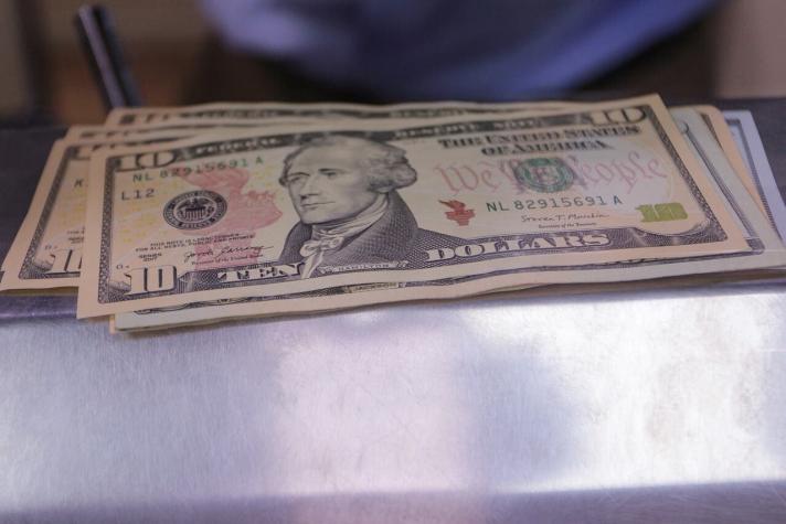 Dólar reduce fuerte caída inicial y opera en torno a $870 tras amplia victoria del Rechazo