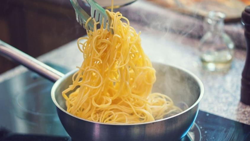 Nobel de física recomienda cocer fideos con el fuego apagado para ahorrar energía