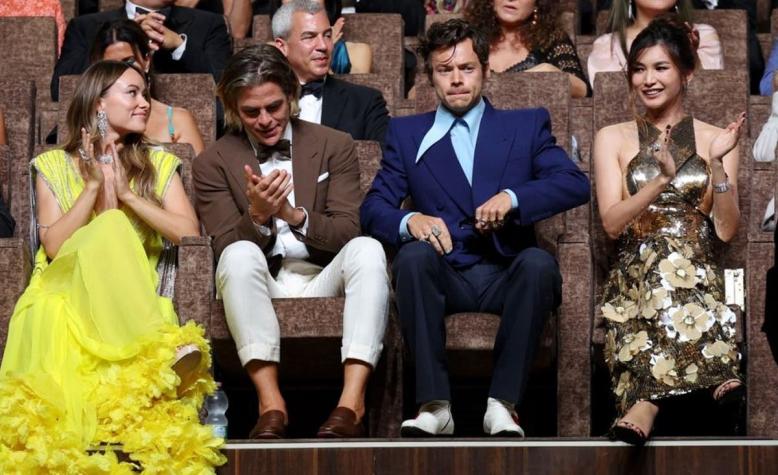 Video muestra a Harry Styles "escupiendo" a Chris Pine en Festival de Venecia