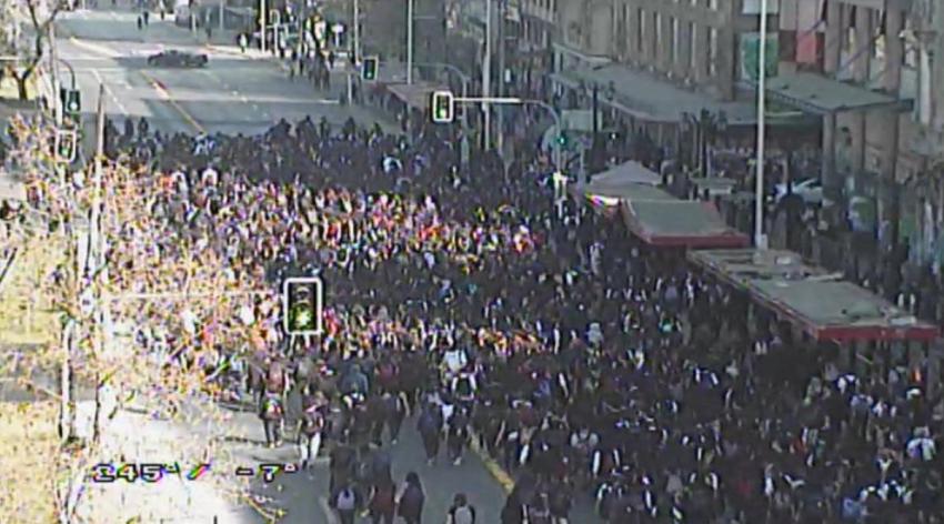 Marcha de secundarios hacia La Moneda: tránsito está cortado en la Alameda